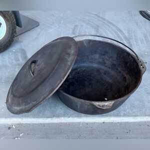 Cast Iron Dutch Oven with Lid - Black